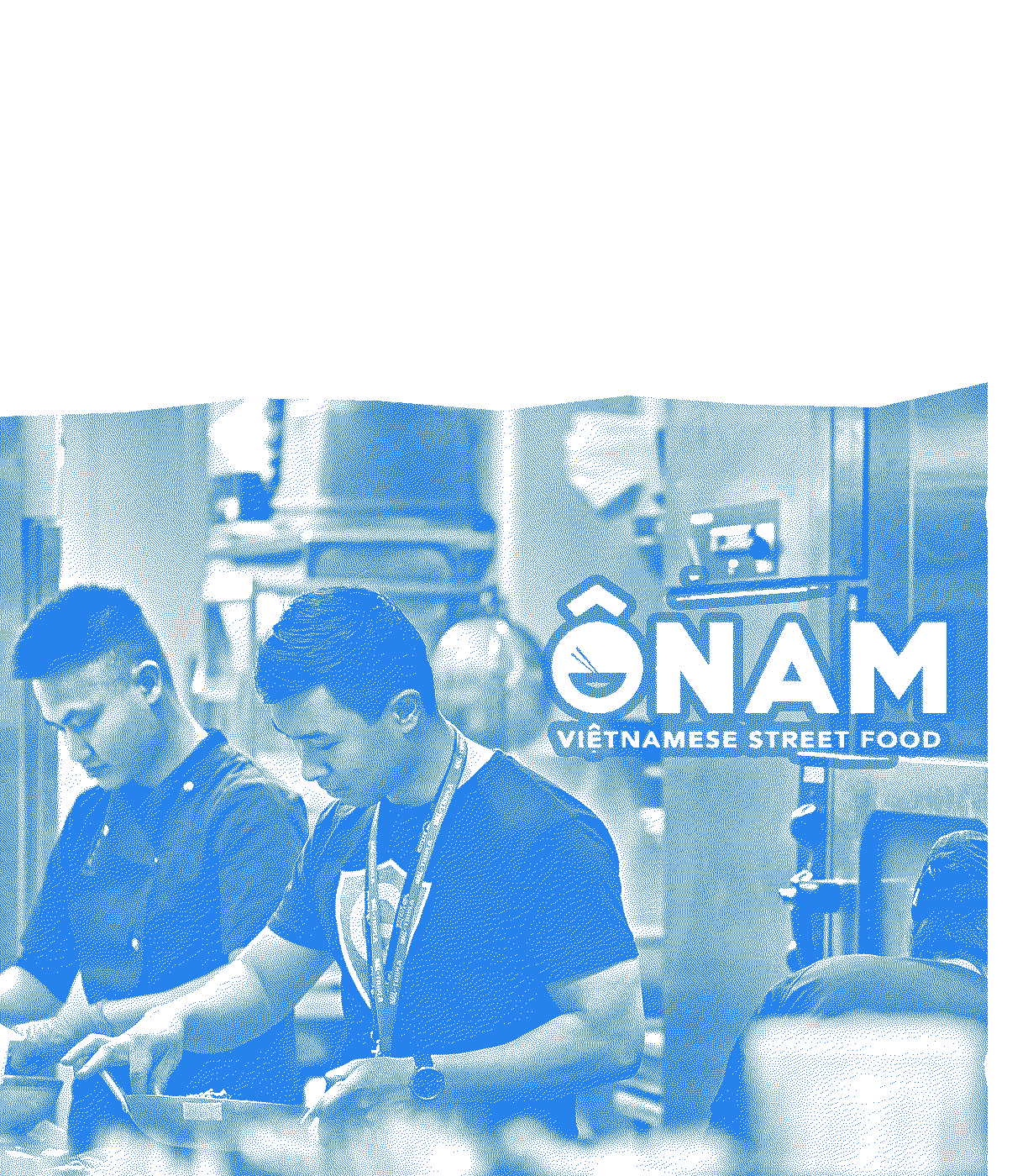 Hai đầu bếp chuẩn bị món ăn cạnh nhau trong một bếp nhà hàng đông khách, bên cạnh logo nhà hàng đồ ăn đường phố Việt Nam